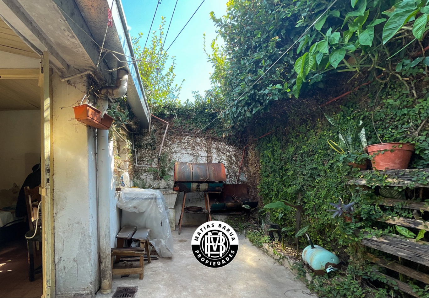 Terreno en venta en Villa Sarita, con construccion a Reciclar 